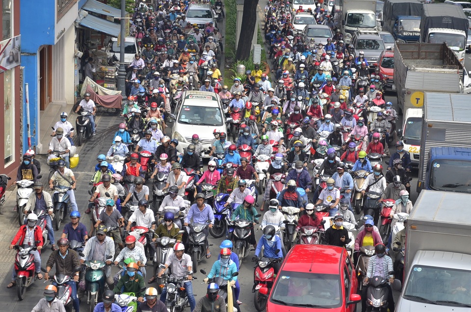 Hàng nghìn phương tiện xếp hàng chật cứng di chuyển chậm ở cửa ngõ sân bay Tân Sơn Nhất trưa 10/12