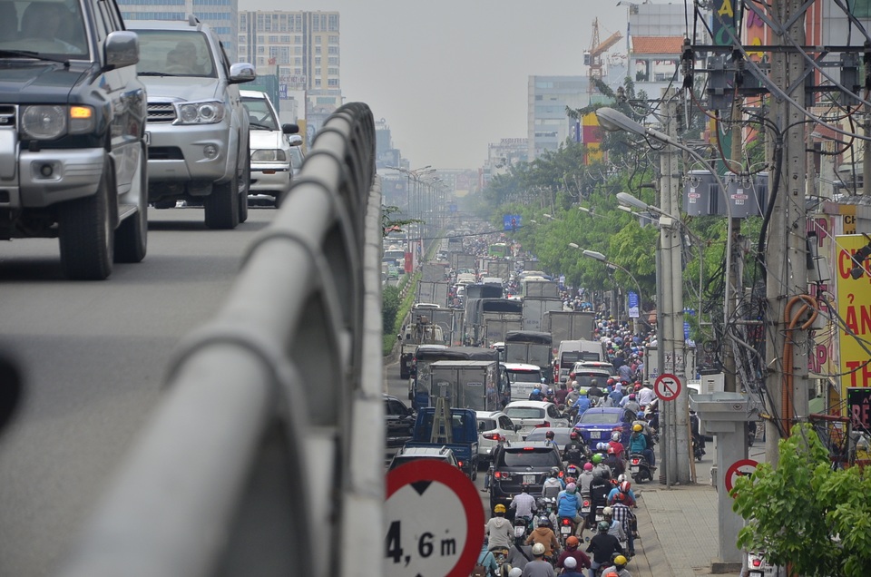 Đường Cộng Hòa gần đó cũng không khá hơn là mấy