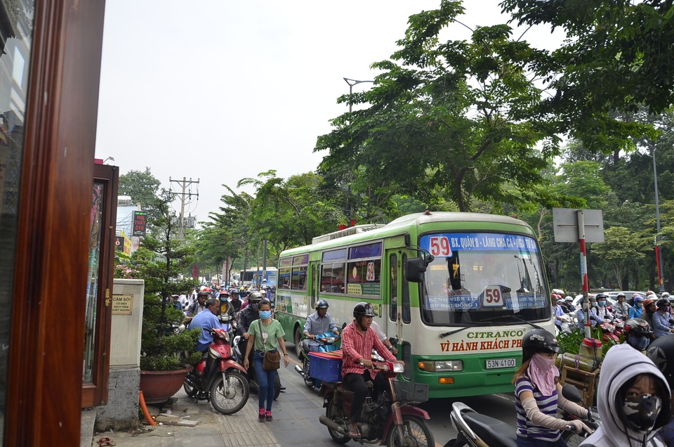 Một chiếc xe buýt lấn vào làn đường dành cho xe máy