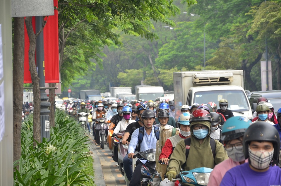 Xe máy xếp hàng di chuyển chậm trên đường Trần Quốc Hoàn