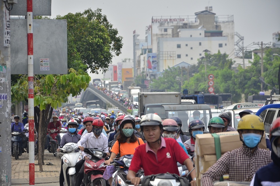 Ô tô, xe máy xếp kín cả trên và dưới cầu vượt thép Hoàng Hoa Thám