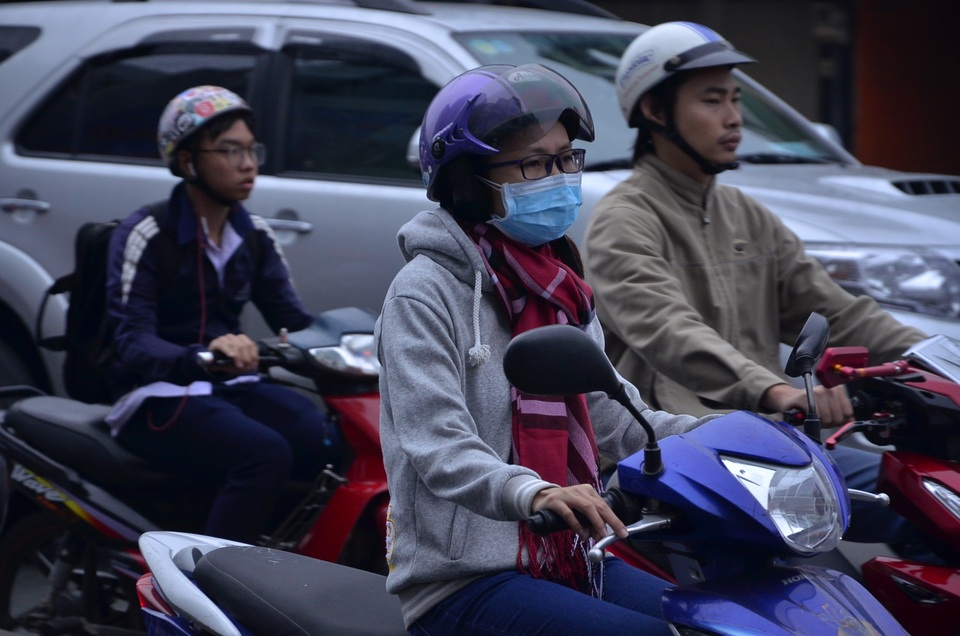 Người Sài Gòn “diện” áo ấm, khăn len ra đường sáng 14/12