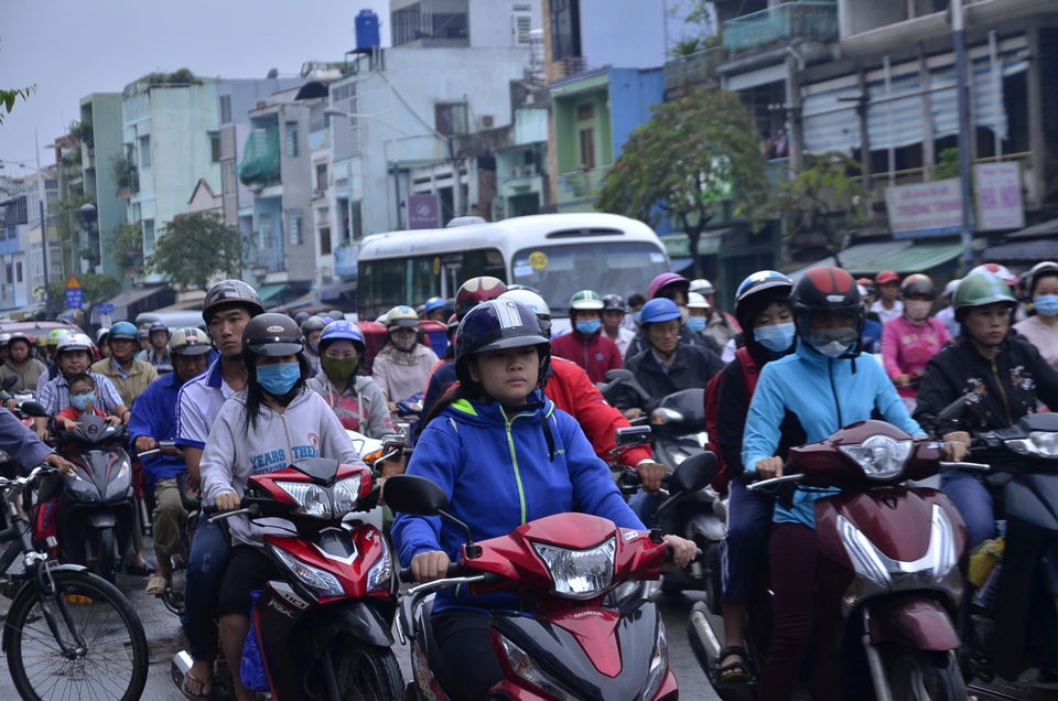 Trên các tuyến đường, người lớn cũng trang phục áo ấm, khăn len khi ra ngoài vào buổi sáng