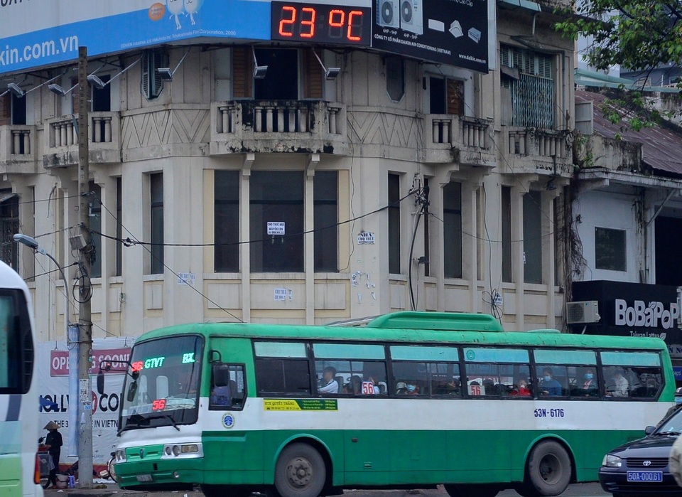 Nhiệt độ tại bản điện tử ở khu vực quận 1 thể hiện 23 độ lúc 7h sáng