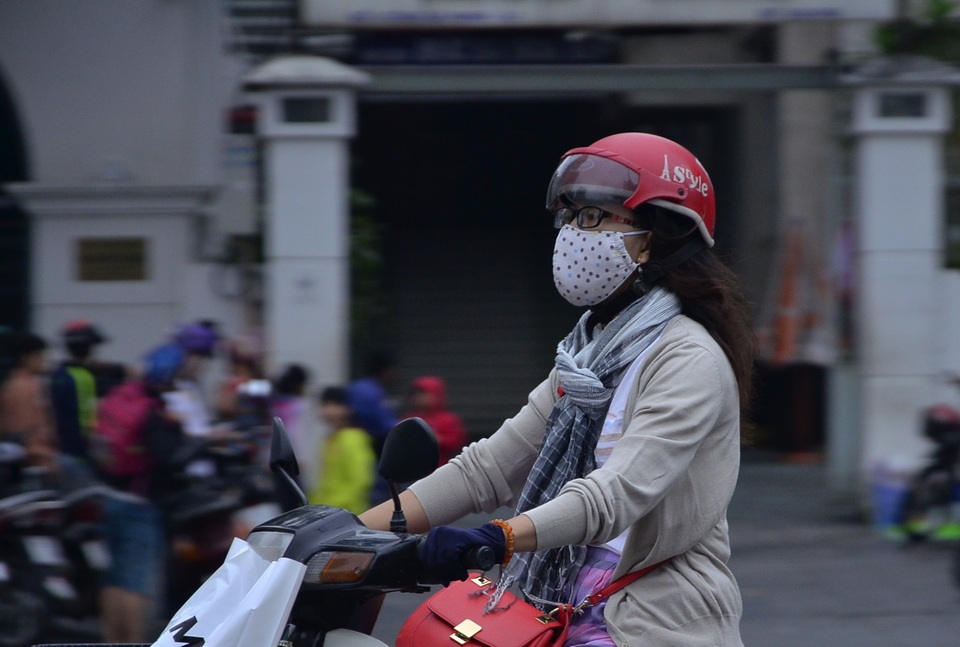 Hình ảnh áo ấm, khăn len trên đường phố Sài Gòn