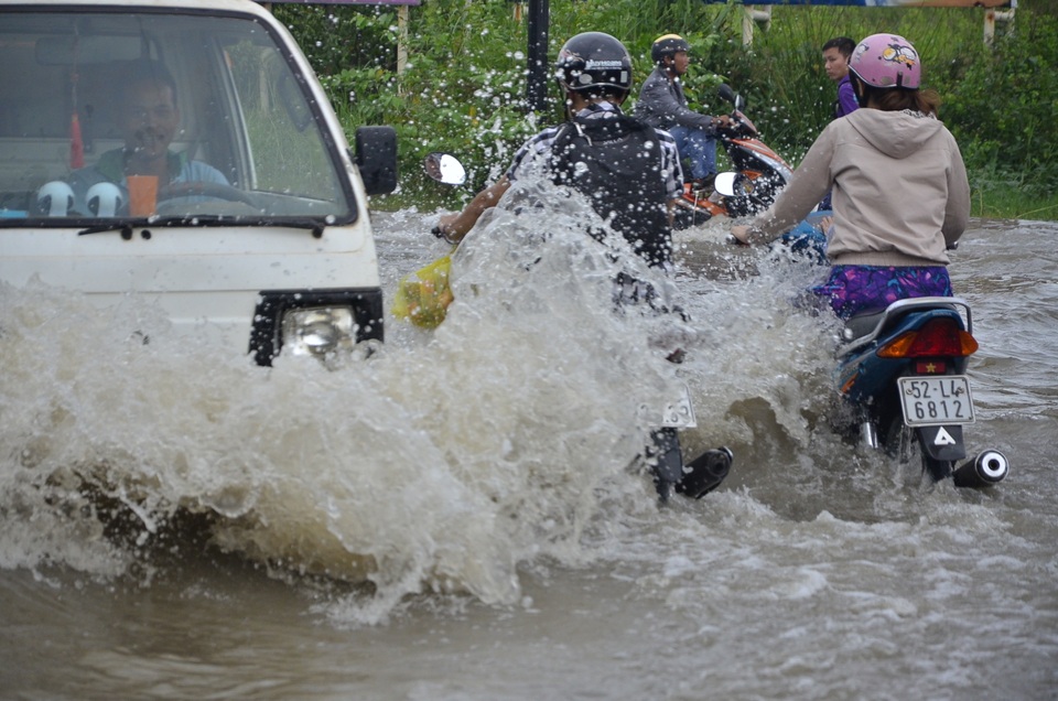 Những lúc ô tô chạy nhanh qua khiến sóng đánh vào người đi xe máy