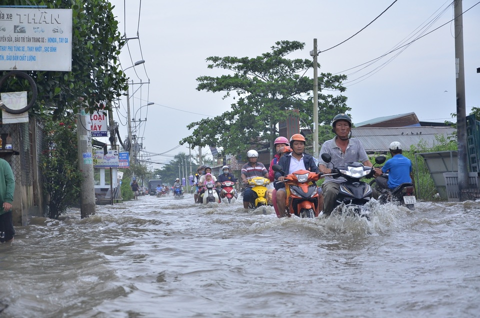 Triều cường gây ngập sâu trên đường Lê Văn Lương (huyện Nhà Bè)