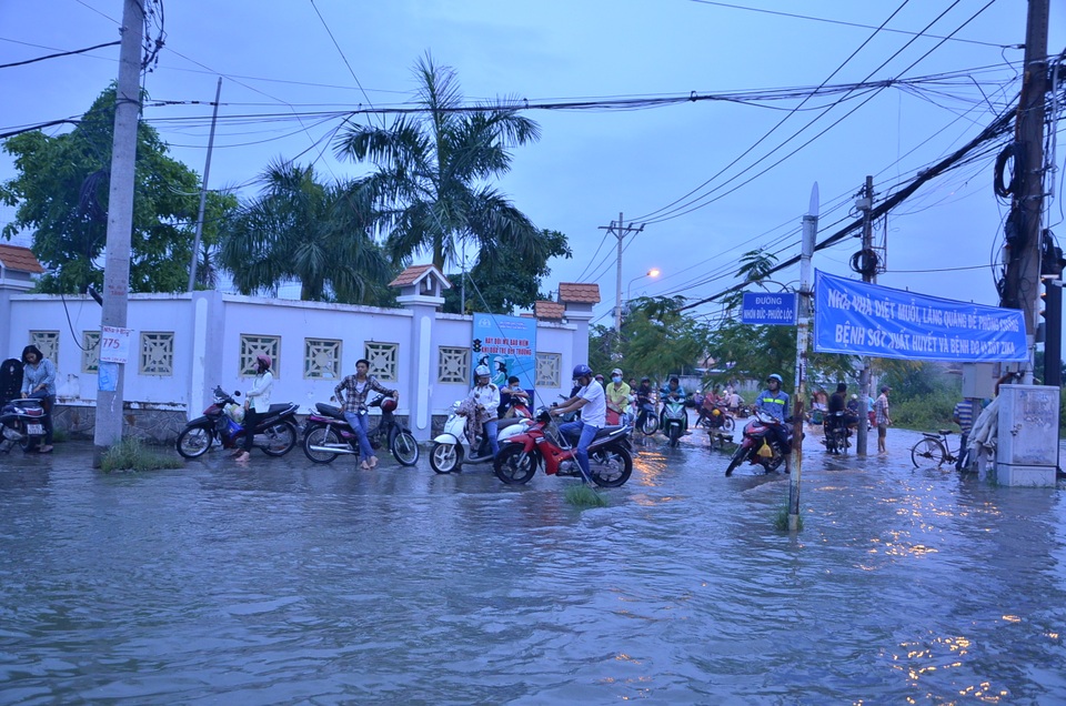 Nhiều người dừng xe chờ nước rút mới về nhà