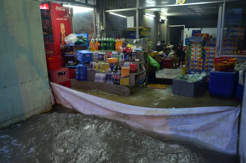 Người dân che bạt trước cửa để tránh bị sóng tràn vào nhà