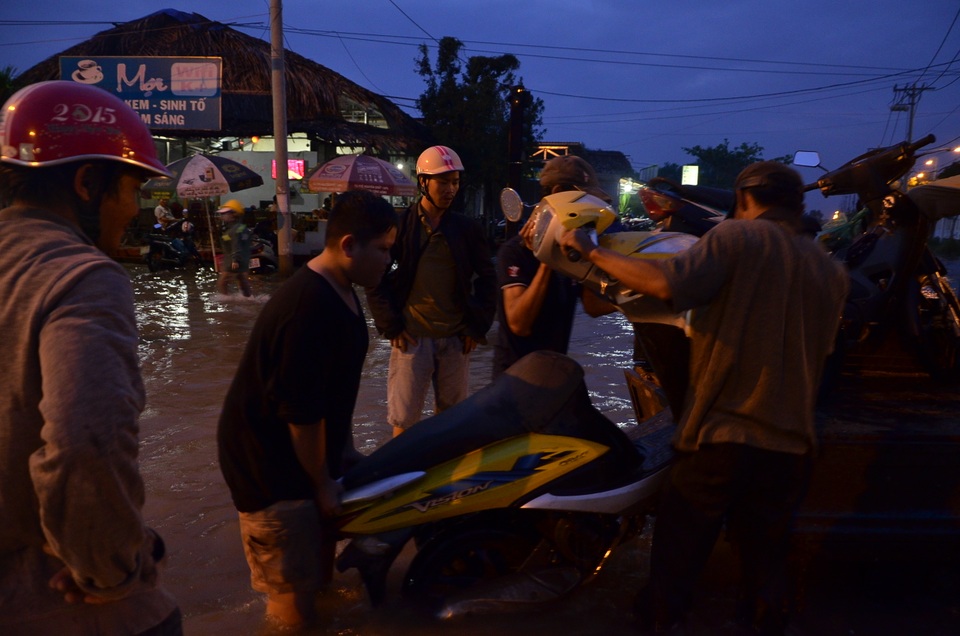 Giá mỗi lần chở xe chết máy qua điểm ngập là 40 – 50 ngàn đồng