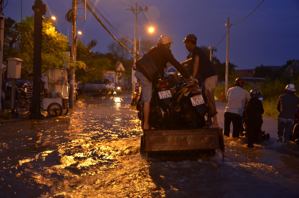 Trung bình mỗi lần, mỗi chiếc xe ba gác vận chuyển được 2 xe máy với giá 50 ngàn/ chiếc