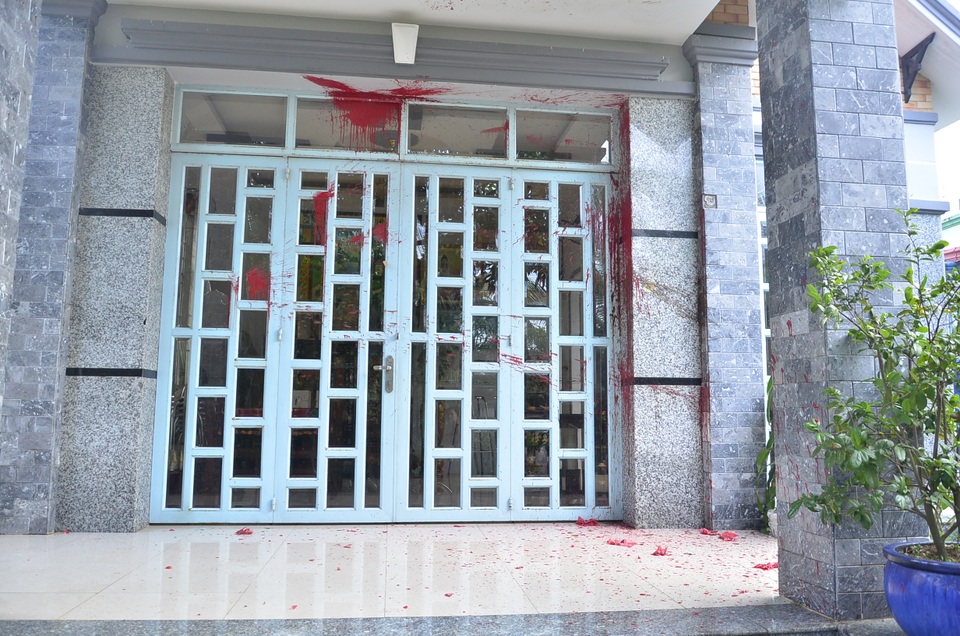 Căn nhà anh Hải dính đầy chất bẩn