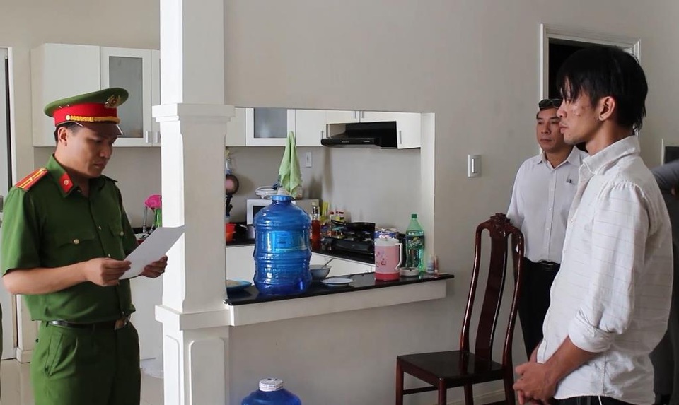 Khởi tố nghi can bạo hành bé trai người Campuchia - 1 Công an đọc lệnh khám xét nơi ở của Dũng tại Bình Chánh