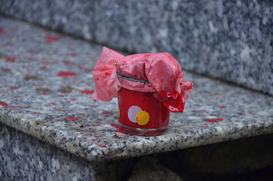 Các đối tượng cho sơn, mắm tôm vào ly thủy tinh để ném vào nhà anh Hải