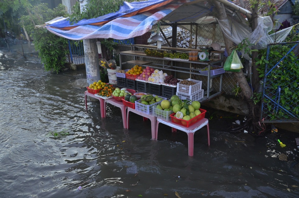 Buôn bán ế ẩm do triều cường dâng cao