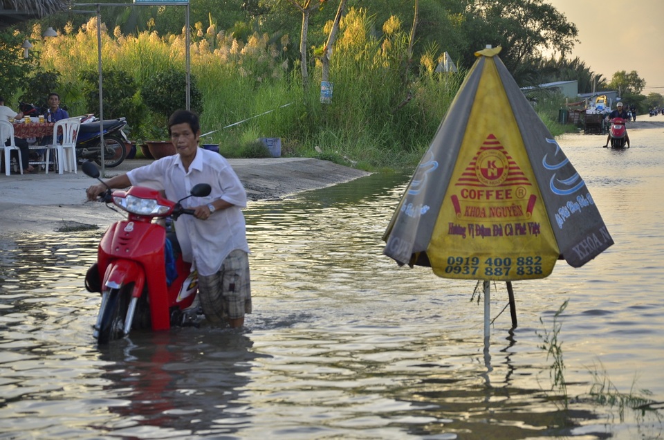 Do nhiều người vấp hố sâu té xe nên người dân mang dù ra để cảnh báo
