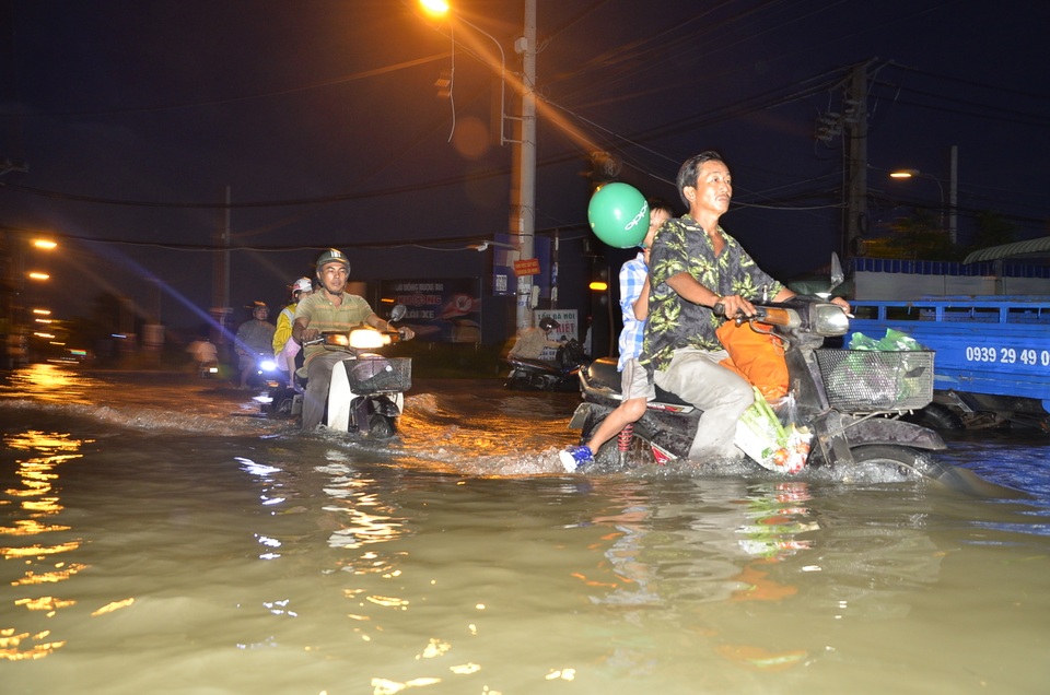 Đường Lê Văn Lương (huyện Nhà Bè) ngập hơn nửa xe máy