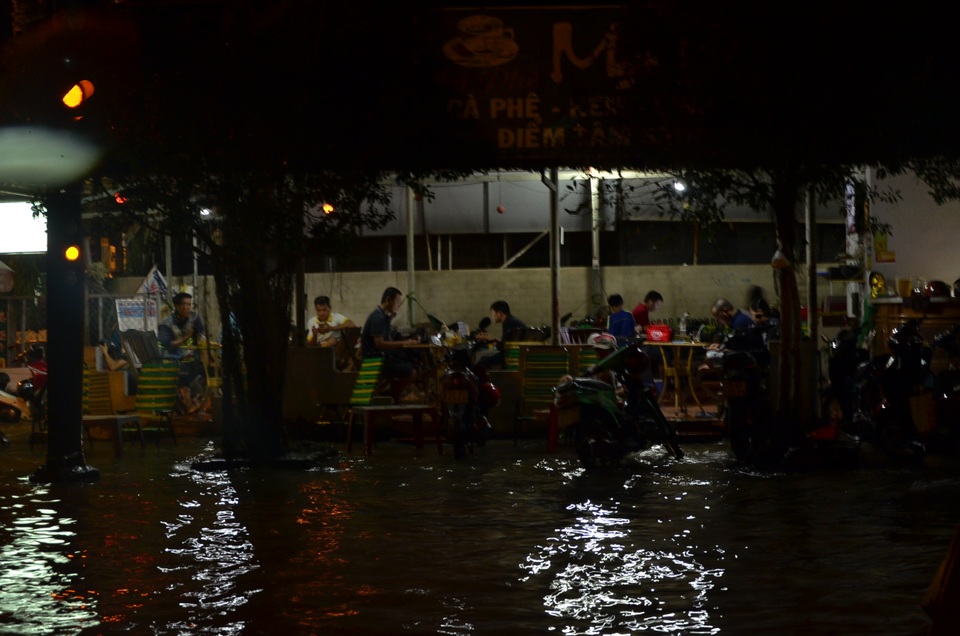 Quán cà phê trở thành nơi dừng chân bất đắc dĩ của người dân khi bị kẹt giữa biển nước triều cường