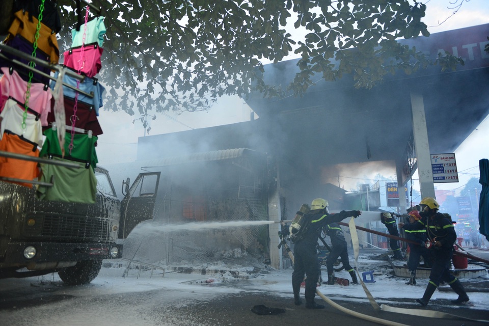 Cảnh sát phun nước và bọt để làm mát chiếc xe bồn