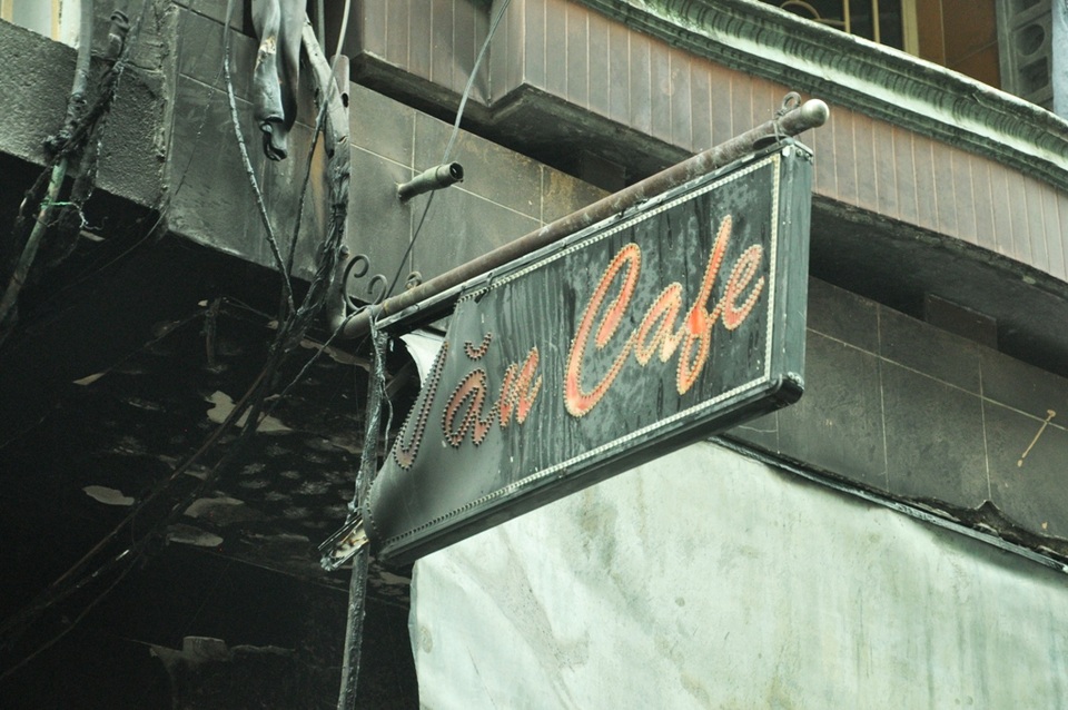 
Vụ cháy quán cà phê gây hậu quả quá nặng nề khiến người dân bàng hoàng.
