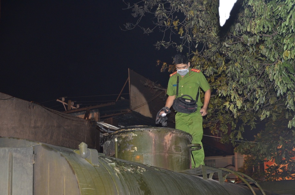 Cảnh sát khám nghiệm chiếc xe bồn bị cháy
