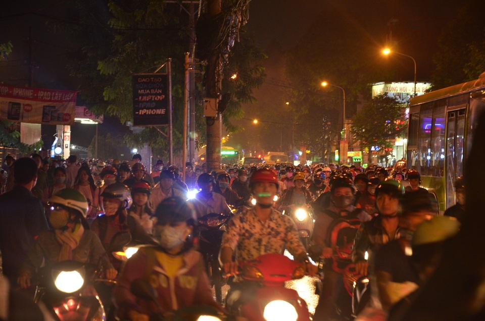 Tuyến đường Quang Trung kẹt xe trầm trọng sau vụ cháy