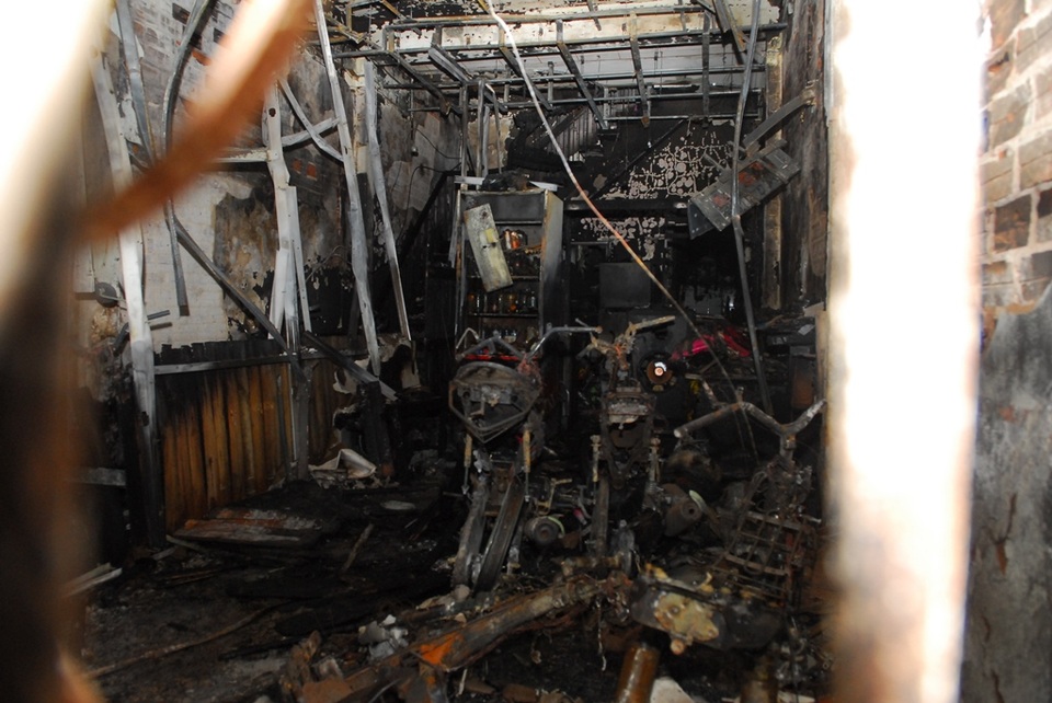 Bên trong căn nhà xảy ra cháy