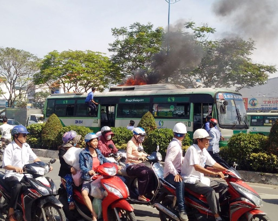 Lửa bốc lên ở phần nóc xe buýt