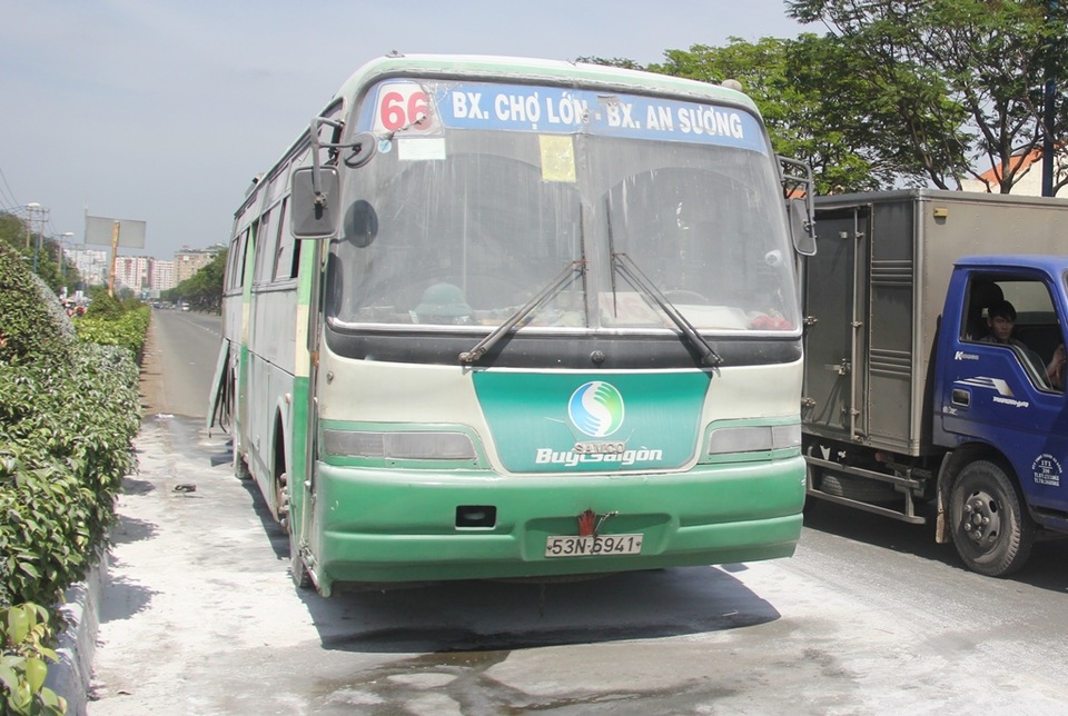 Chiếc xe buýt tại hiện trường