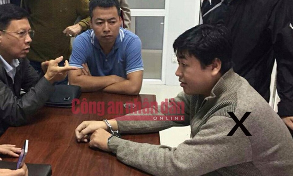 Đã bắt được nghi can cướp ngân hàng tại Huế - 2
Công an lấy lời khai nghi can Nguyễn Hoàng Tâm (Ảnh: CAND)