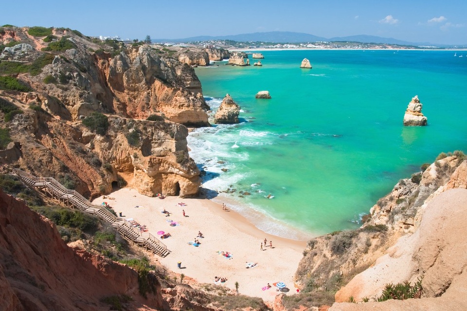 Biển Algarve, Bồ Đào Nha – tổng chi phí 163.70 USD. Trong đó, tiền khách sạn: 97.14 USD; tiền taxi: 0.62 USD; nửa lít bia: 1.97 USD; café: 1.35 USD; rượu vang 4.42 USD; bữa tối dành cho hai người: 28.59 USD.