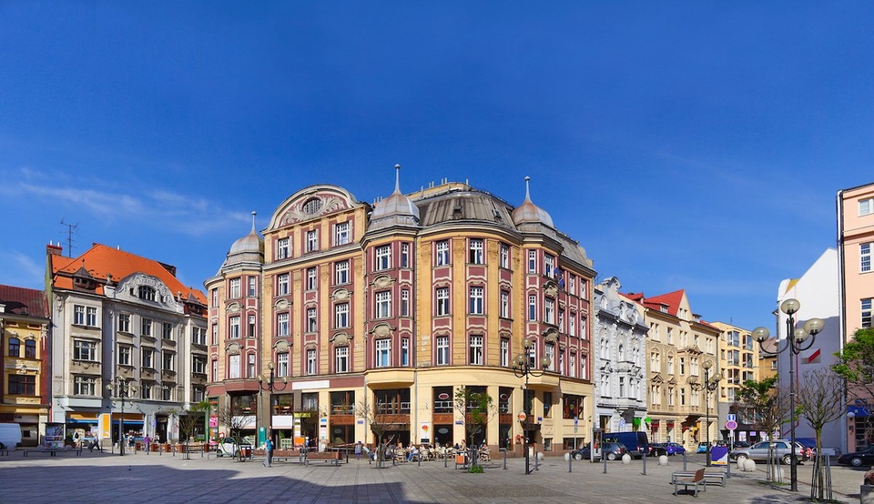 Thành phố Ostrava, Cộng hòa Séc – tổng chi phí: 91.05 USD. Trong đó, tiền khách sạn: 51.26 USD; tiền taxi: 0.93 USD; nửa lít bia: 1.04 USD; café: 1.42 USD; rượu vang 4.6 USD; bữa tối dành cho hai người: 19.15 USD.