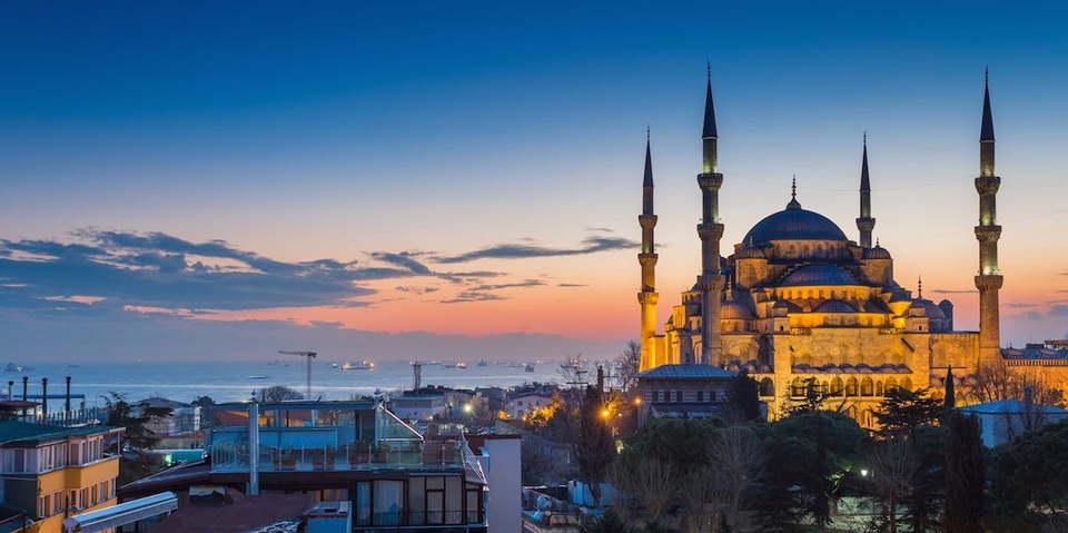Thành phố Istanbul, Thổ Nhĩ Kỳ - tổng chi phí: 111.32 USD. Trong đó, tiền khách sạn: 55.08 USD; tiền taxi: 0.64 USD; nửa lít bia: 3.27 USD; café: 1.06 USD; rượu vang 3.73 USD; bữa tối dành cho hai người: 19.97 USD.