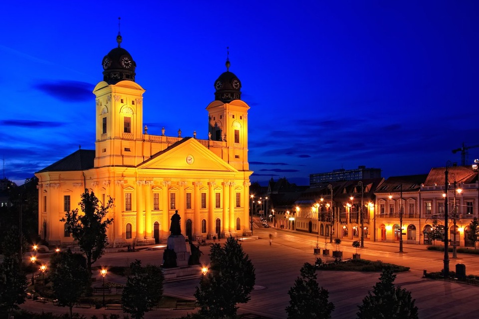 Thành phố Debrecen, Hungary – tổng chi phí 126.29 USD. Trong đó, tiền khách sạn: 87.67 USD; tiền taxi: 0.92 USD; nửa lít bia: 0.97 USD; café: 0.95 USD; rượu vang 4.26 USD; bữa tối dành cho hai người: 20.51 USD.