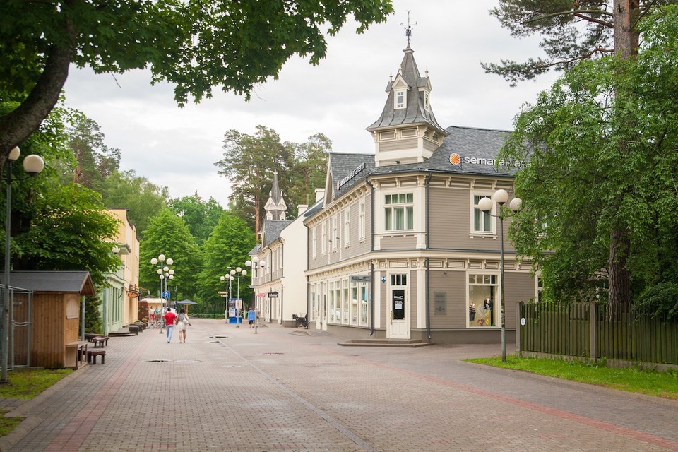 Thành phố Jūrmala, Latvia – tổng chi phí 144.29 USD. Trong đó, tiền khách sạn: 103.84 USD; tiền taxi: 0.55 USD; nửa lít bia: 1.33 USD; café: 1.33 USD; rượu vang 5.18 USD; bữa tối dành cho hai người: 16.04 USD.
