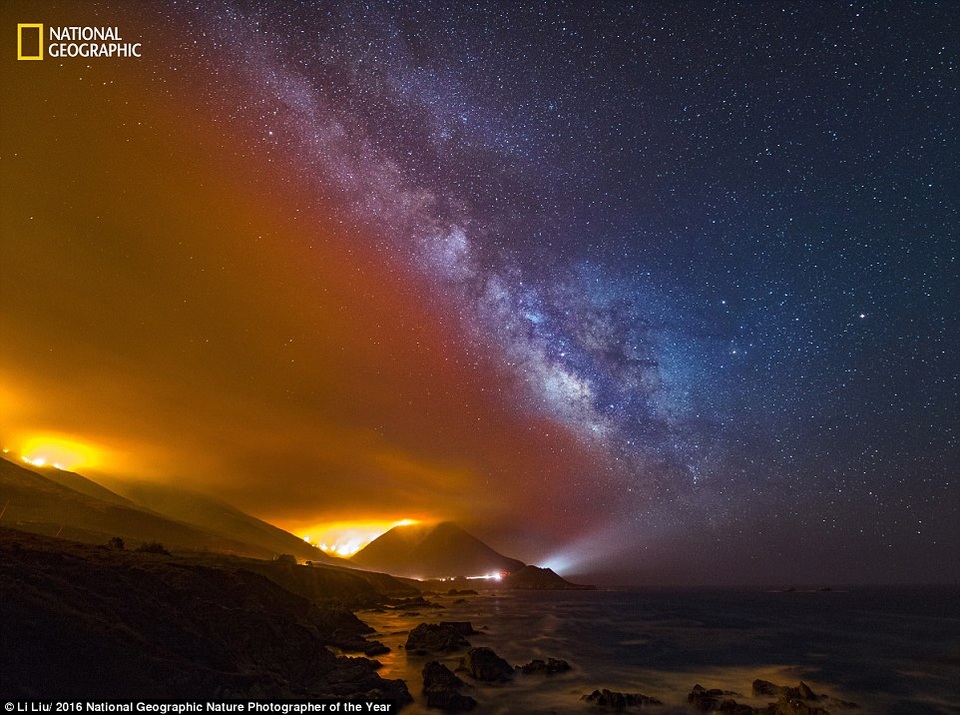 Bức hình tuyệt đẹp với hai gam màu tương phản ghi lại cảnh cháy rừng ở Soberanes thuộc phía nam Point Lobos, California, Mỹ.