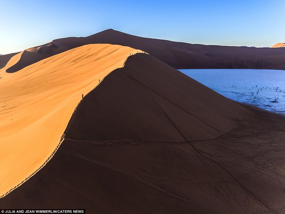 Khó tin với vẻ đẹp bất tận của cồn cát ở Namibia - 2 Những khoảng sáng tối tạo nên vẻ đẹp bất tận của cồn cát