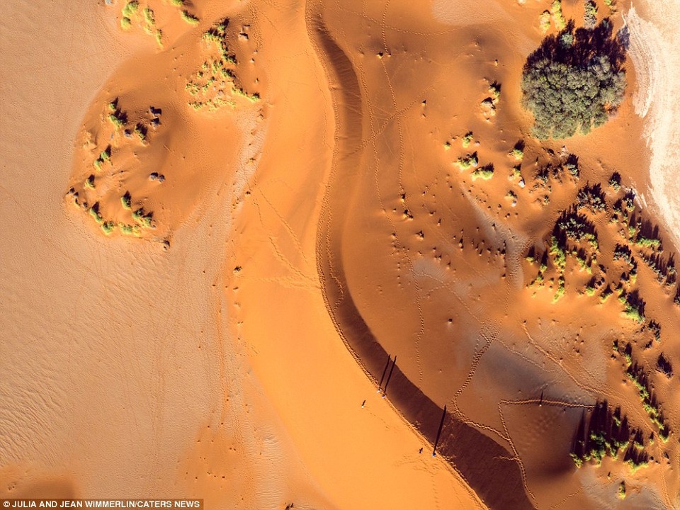 Khó tin với vẻ đẹp bất tận của cồn cát ở Namibia - 3 Cồn cát trải dài được ghi hình từ trên cao