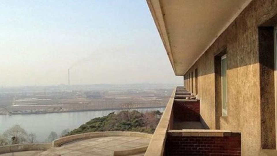 Từ ban công khách sạn nhìn ra bên ngoài