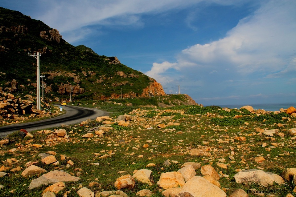 Chạy vòng vòng, lang thang khắp đảo bằng xe máy chỉ để ngắm nhìn cảnh đẹp thế này thì còn gì bằng.
