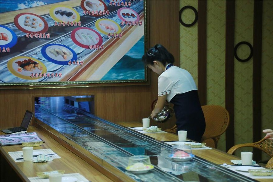 Khám phá nhà hàng sushi đầu tiên ở thủ đô Bình Nhưỡng - 3 Nhà hàng có hệ thống băng chuyền