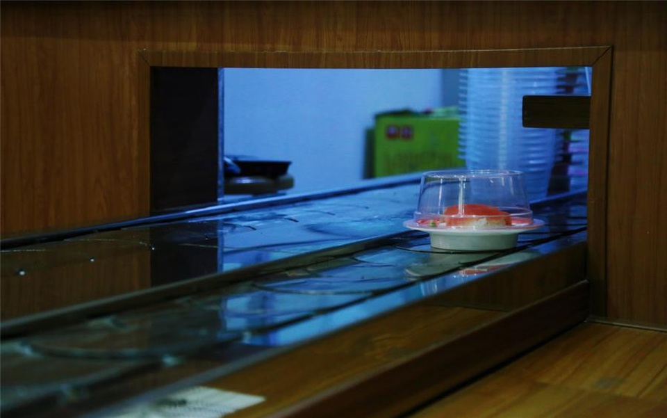 Khám phá nhà hàng sushi đầu tiên ở thủ đô Bình Nhưỡng - 7 Đồ ăn theo băng chuyền ra ngoài