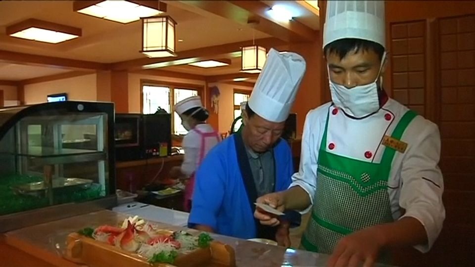 Khám phá nhà hàng sushi đầu tiên ở thủ đô Bình Nhưỡng - 5 Các đầu bếp đang chuẩn bị đồ ăn