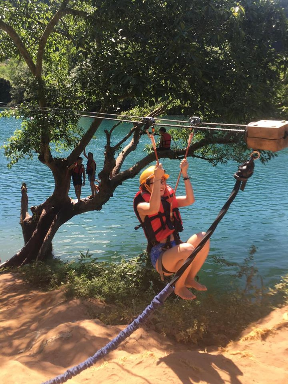 Trải nghiệm đường zipline vào thẳng tới cửa hang Tối