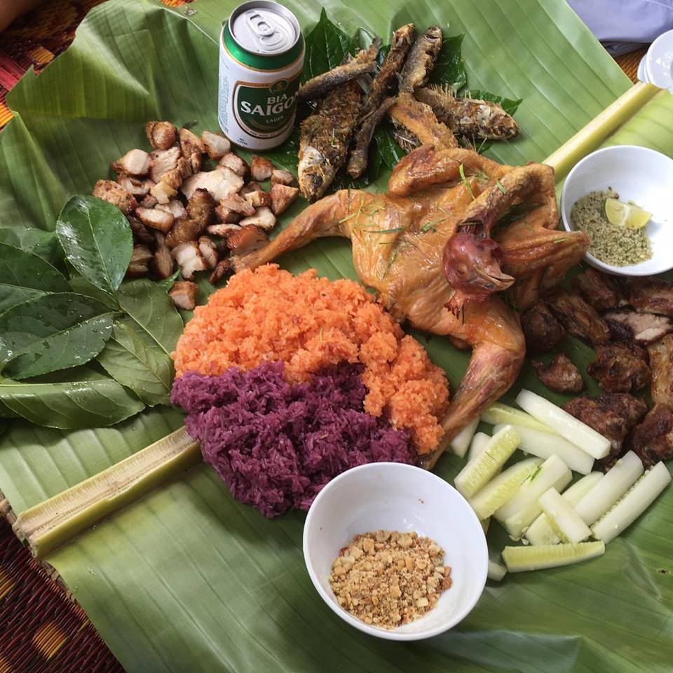 Ăn trưa sau khi khám phá hang Tối