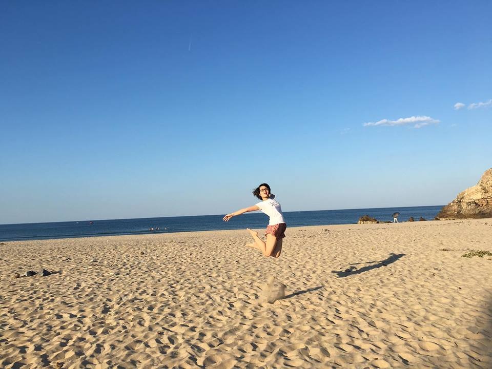 Bãi cát trắng mịn, phẳng lặng, quyến rũ không kém gì các bãi biển nổi tiếng ở miền Trung