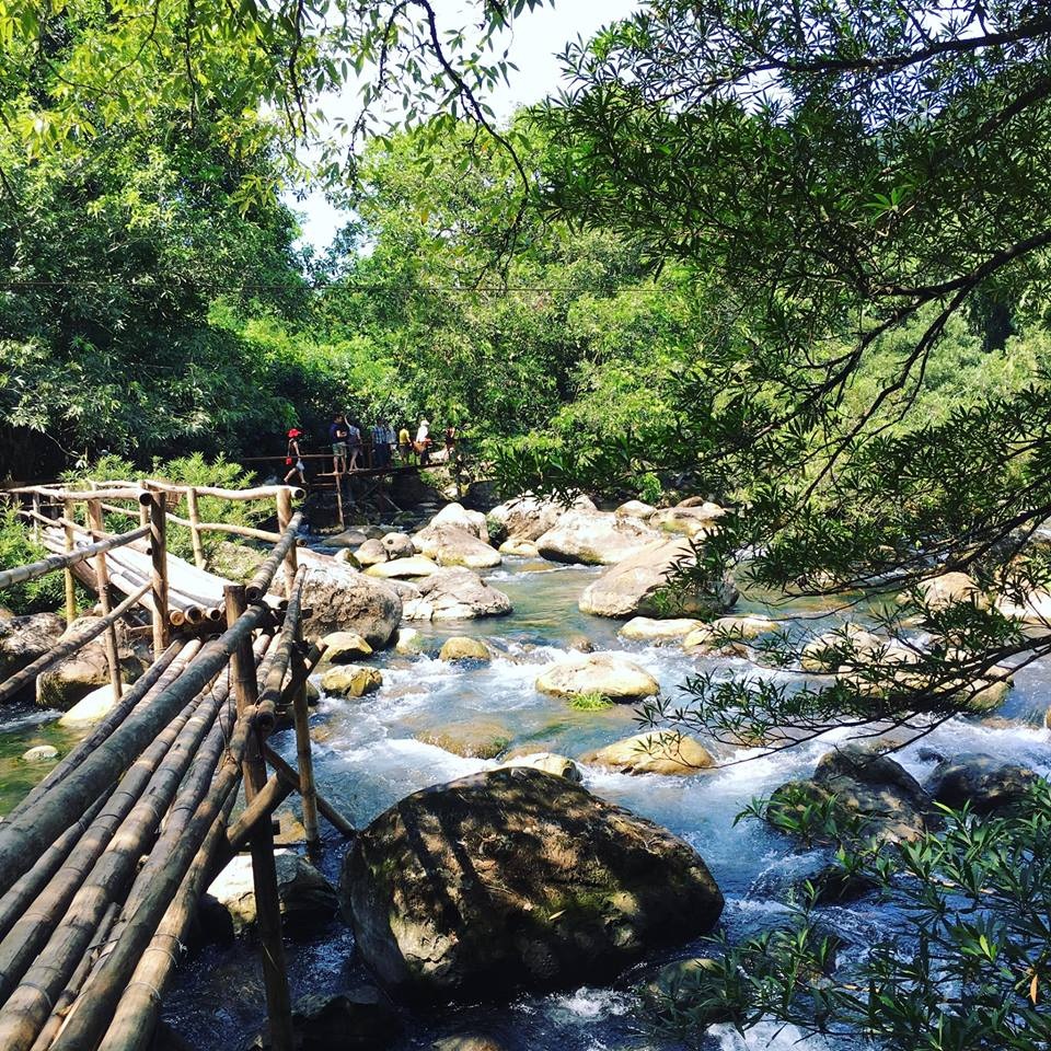 Đường vào suối Nước Mọoc với làn nước trong vắt nhìn thấu đáy