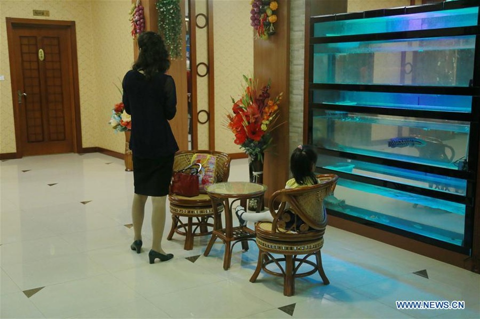 Khám phá nhà hàng sushi đầu tiên ở thủ đô Bình Nhưỡng - 2 Khách hàng ngồi chờ bên ngoài