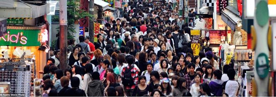 Cảnh tượng thường thấy ở khu phố Harajuku nổi tiếng tại đường Takeshita, Tokyo, Nhật Bản, với dòng người mua sắm tấp nập ngươc xuôi.