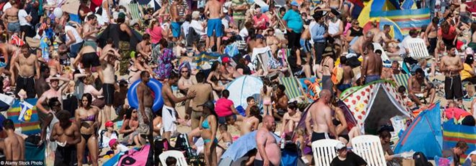 Tại Anh, vào những ngày hiếm hoi khi nhiệt độ tăng cao, bãi biển ở Bournemouth thu hút lượng lớn du khách tới nghỉ dưỡng.